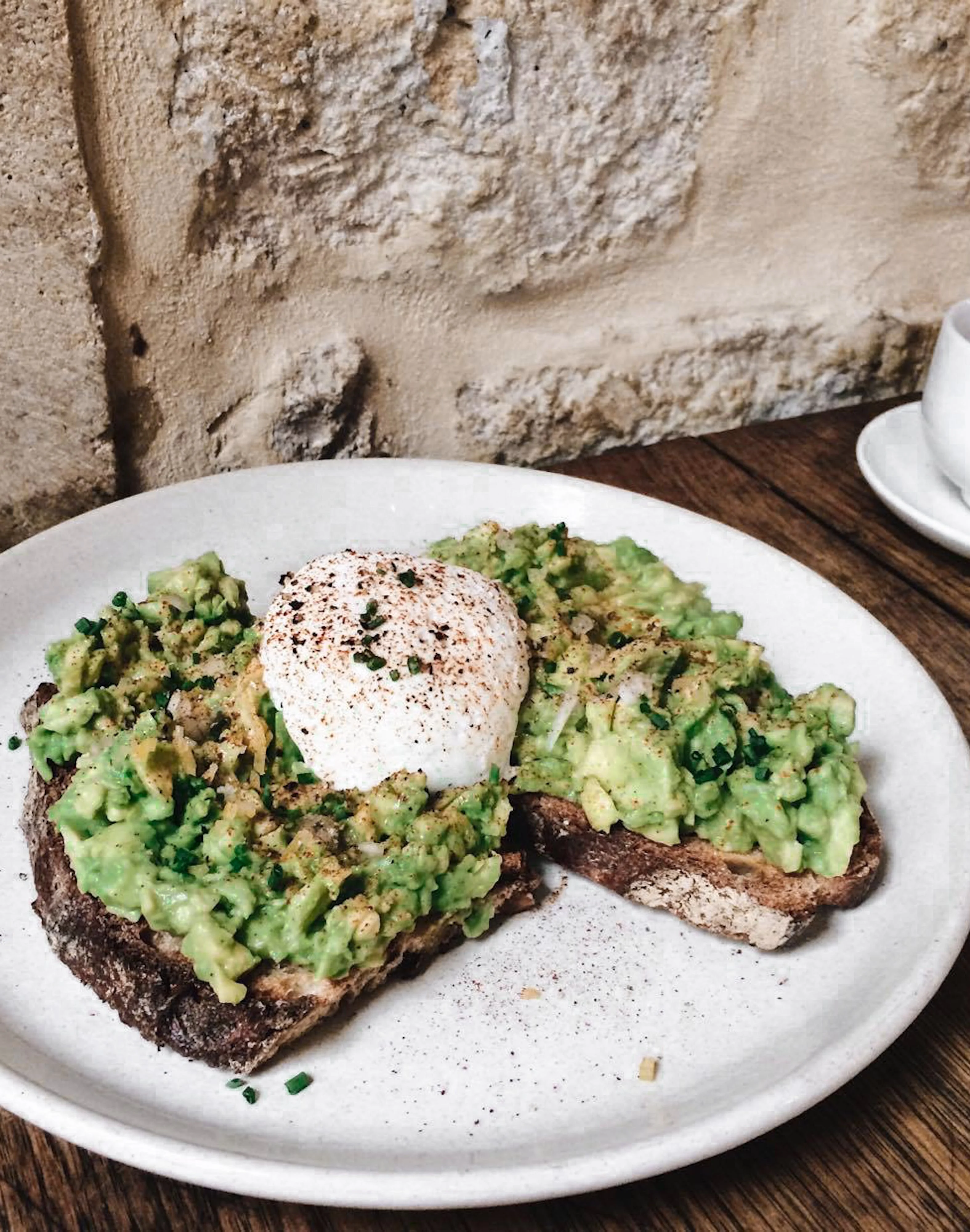 poached-egg-with-smashed-avocado-on-toast
