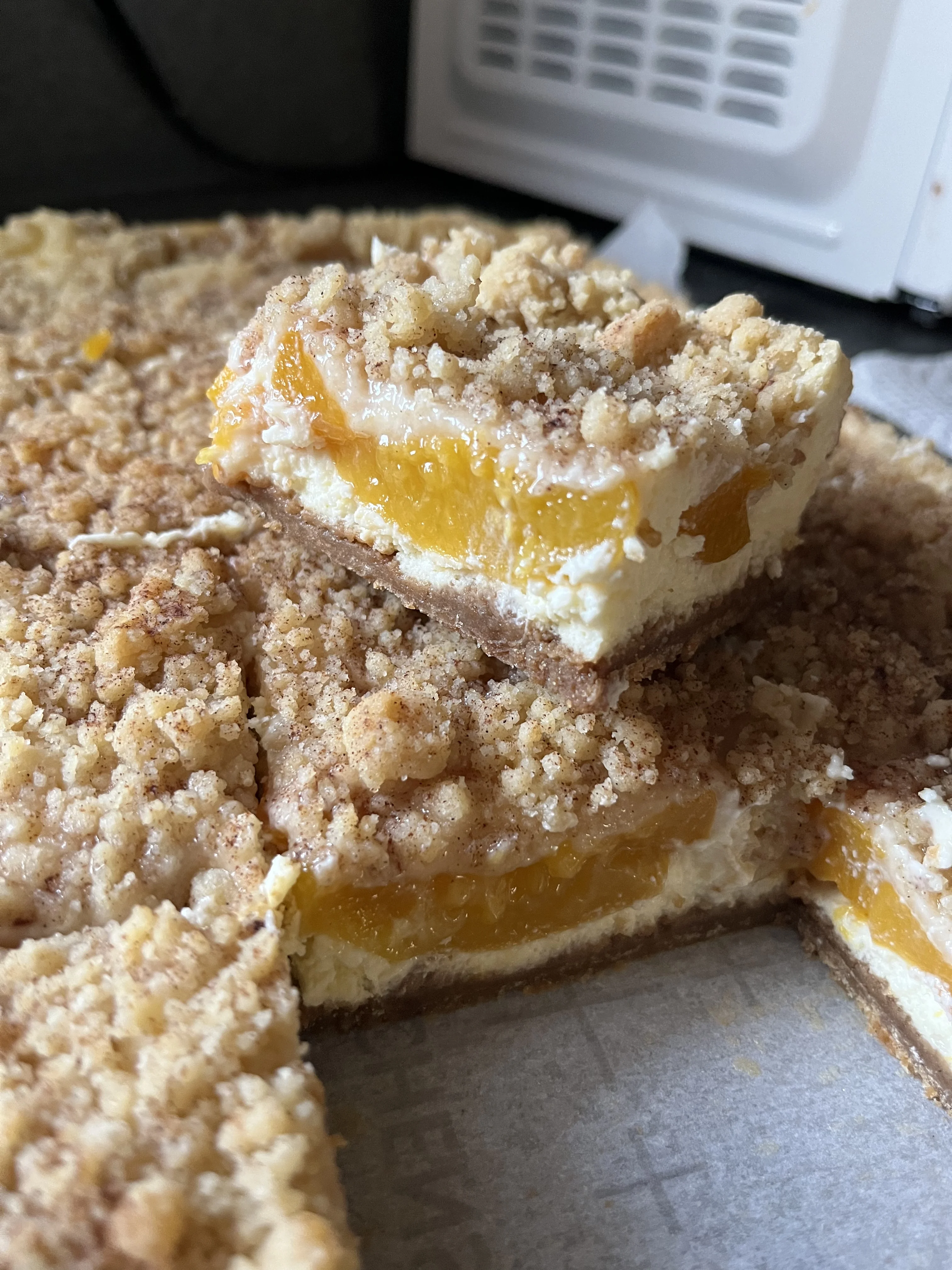 peach-cobbler-cheesecake-bars