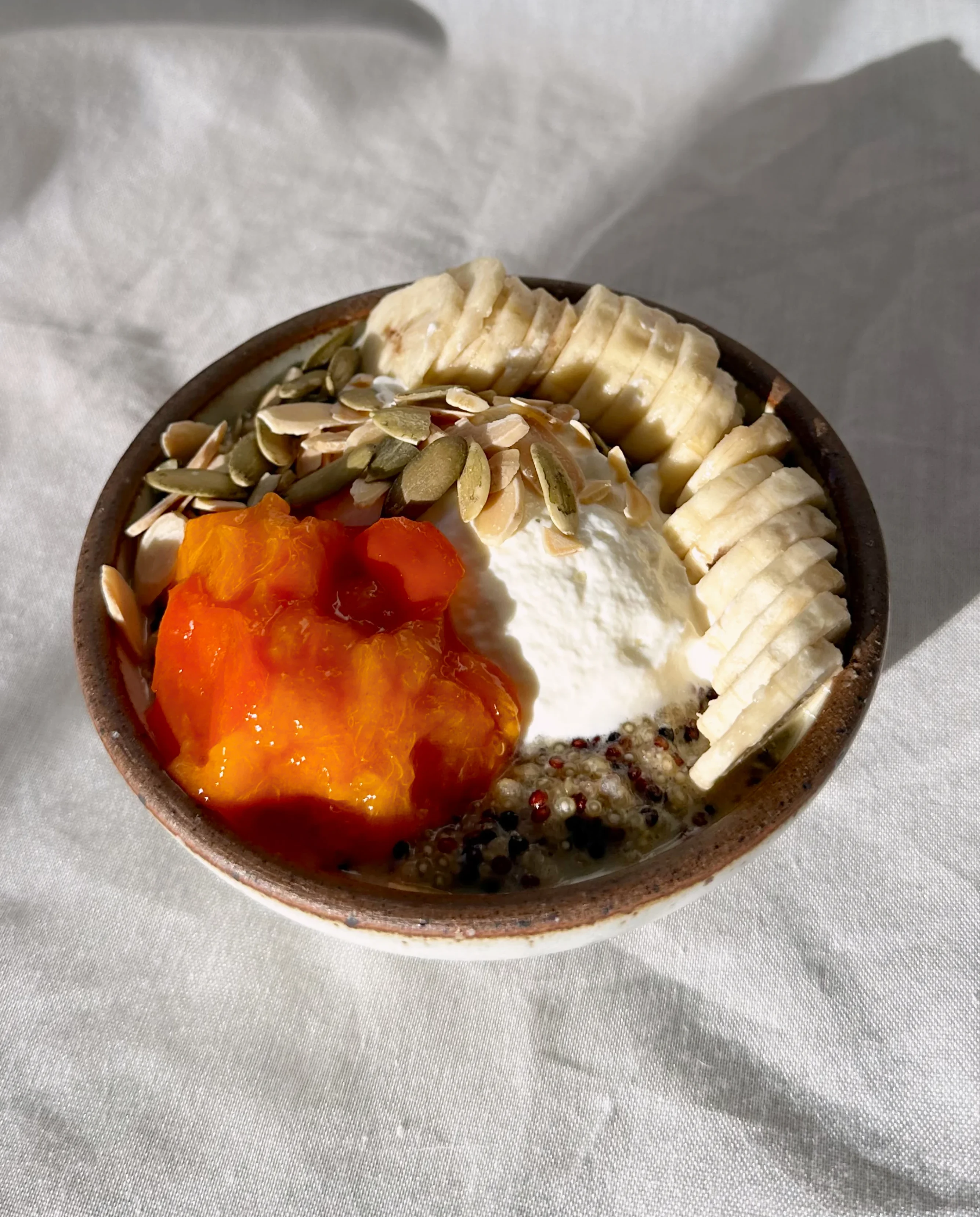 quinoa-wit-nuts-fruit-and-greek-yoggggg