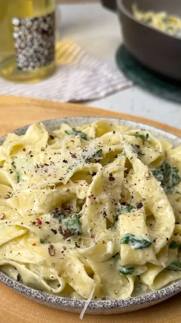 creamy-garlic-pappardelle-with-spinach