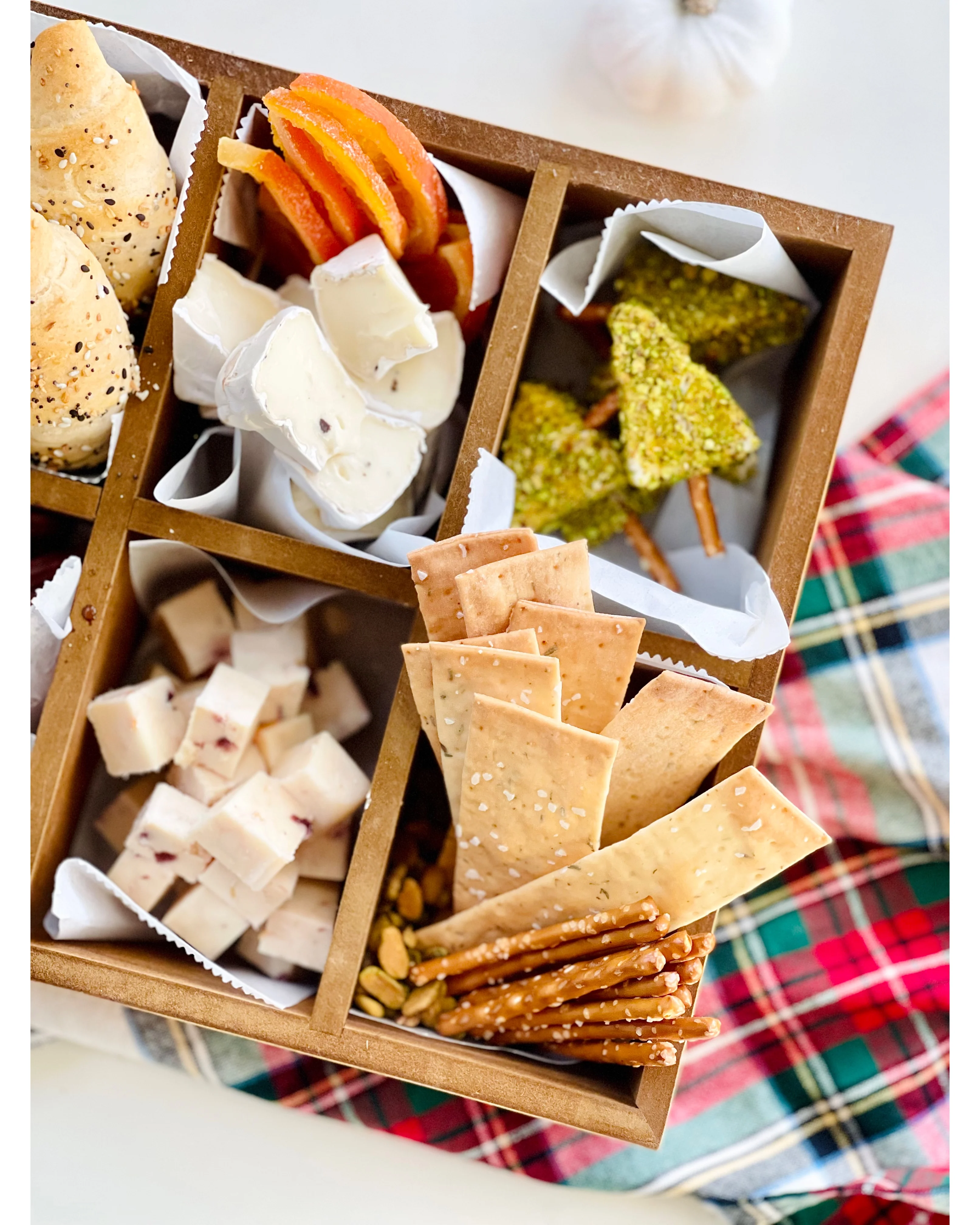holiday-charcuterie-box