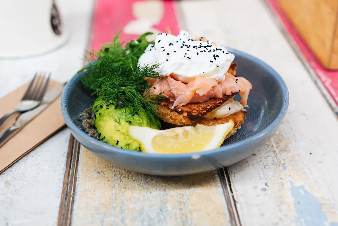 smoked-salmon-and-avocado-breakfast-toast