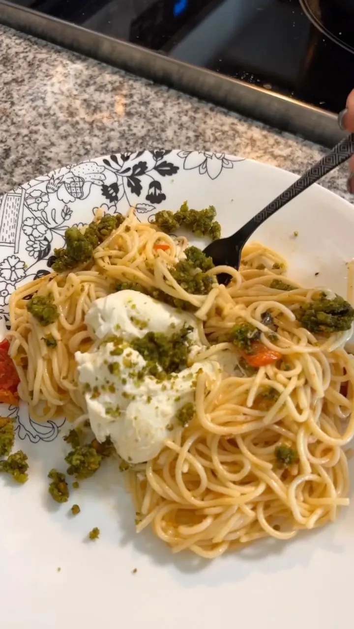homemade-pistachio-pasta-with-burrata-cheese