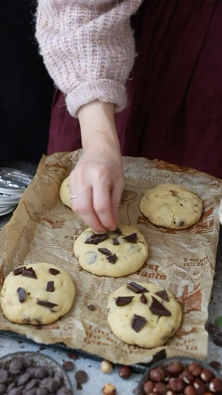 hazelnut-chocolate-spread-stuffed-giant-double-chocolate-cookies