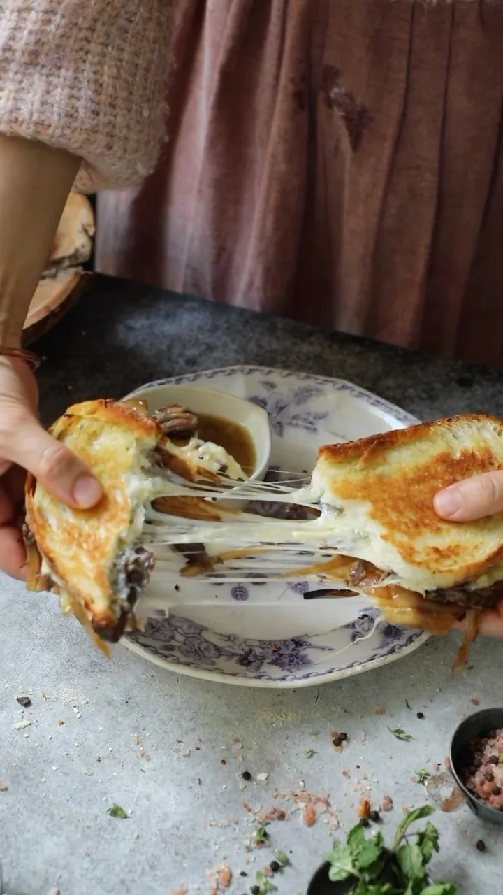 caramelized-onion-french-dip-sandwich