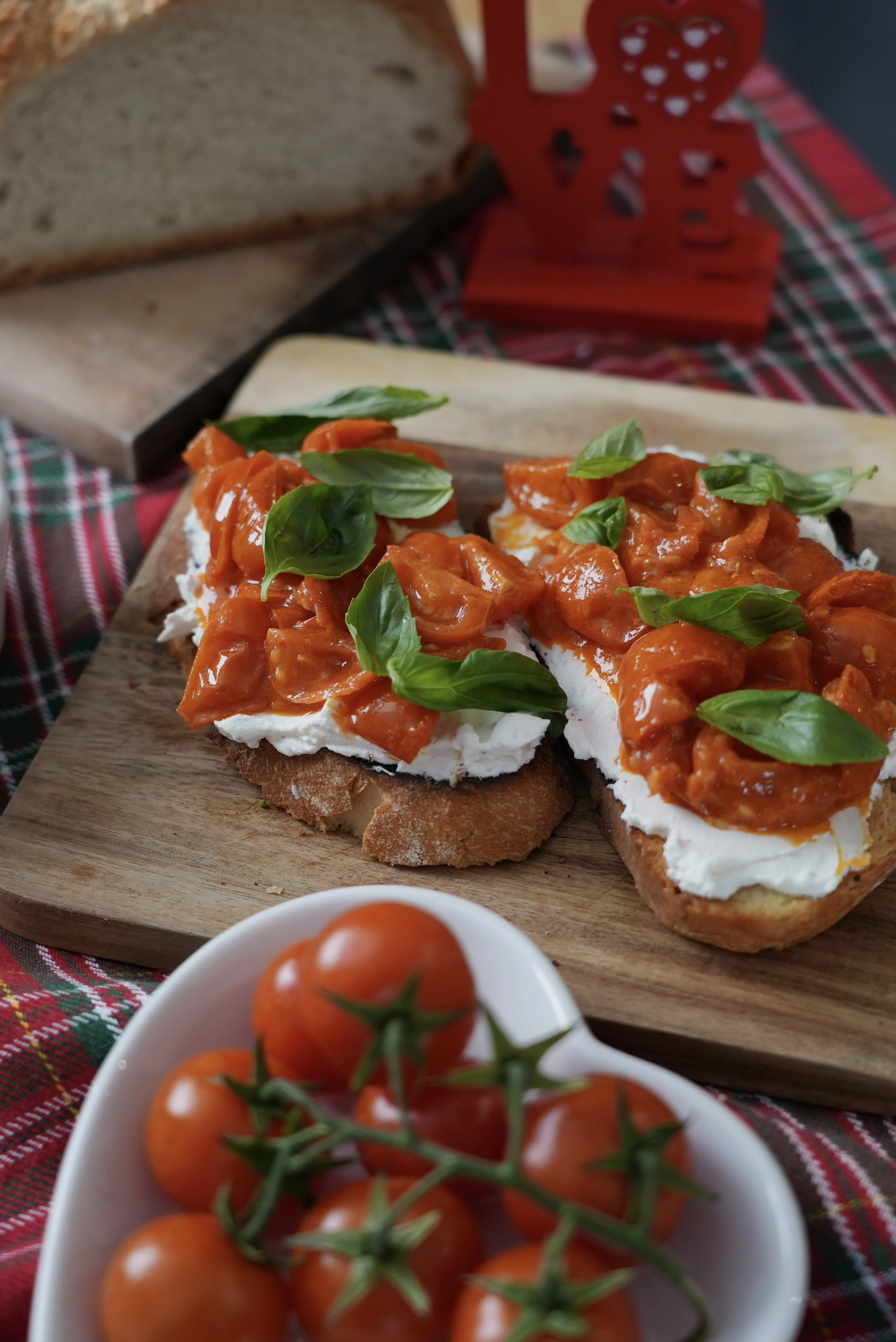ricotta-and-cherry-tomatoes-bruschetta