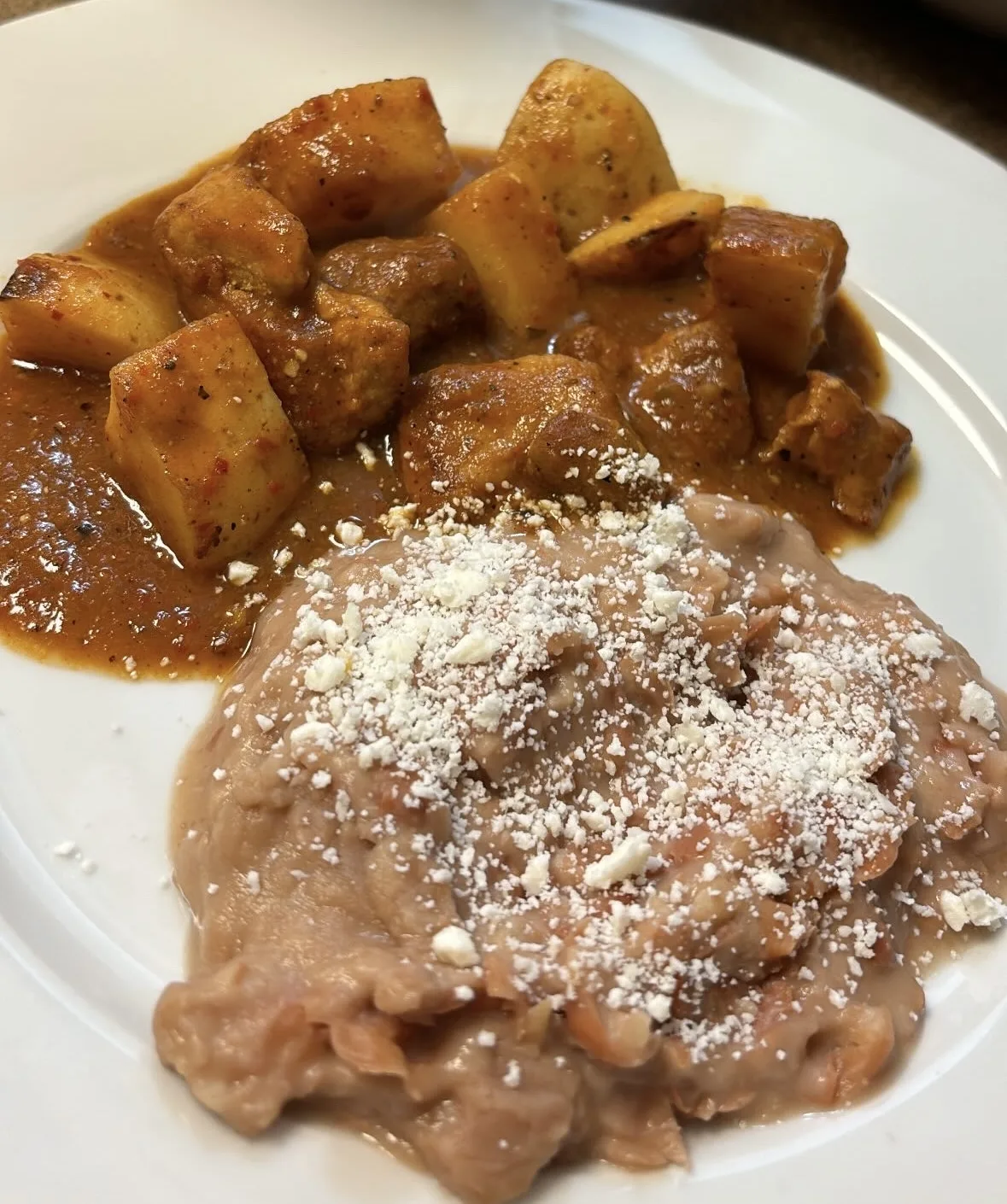 guisado-de-puerco-en-salsa-roja-con-papas