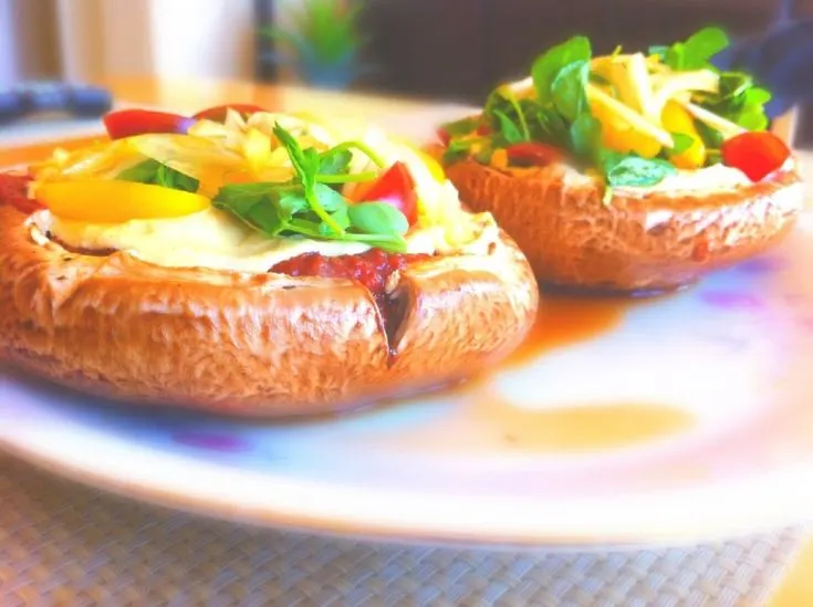 raw-vegan-pizza-on-portobello-"crust"-(5g-net-carbs)