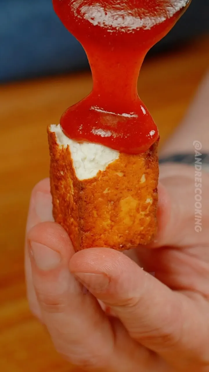 palitos-de-queso-paneer-frito-con-salsa-de-guayaba-sriracha-fried-cheese-sticks-with-sriracha-guava-sauce