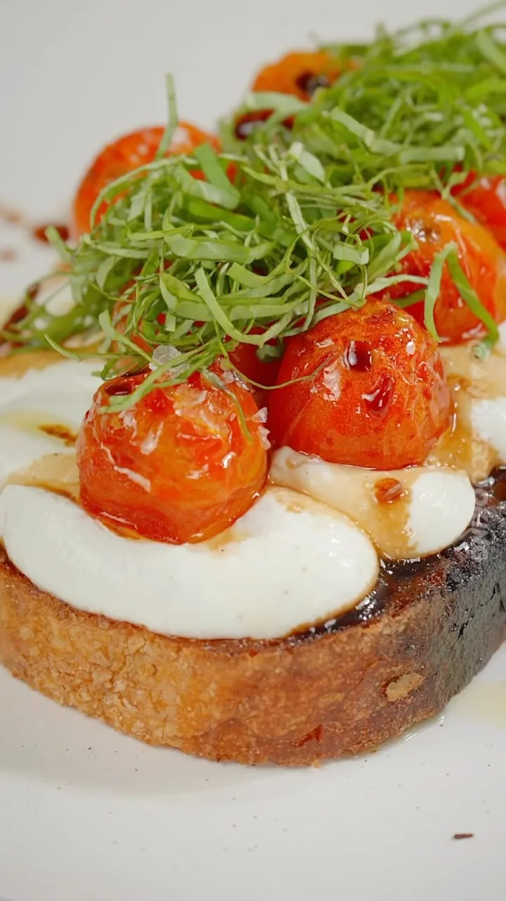 tostada-con-crema-de-queso-y-tomates-rostizados-whipped-cheese-and-roasted-tomatoes-toast