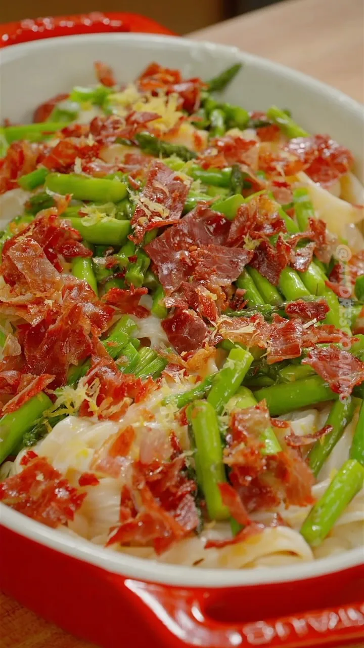 pasta-con-salsa-blanca-jamon-esparragos-y-ralladura-de-limon-pasta-with-white-sauce-ham-asparagus-and-lemon-zest