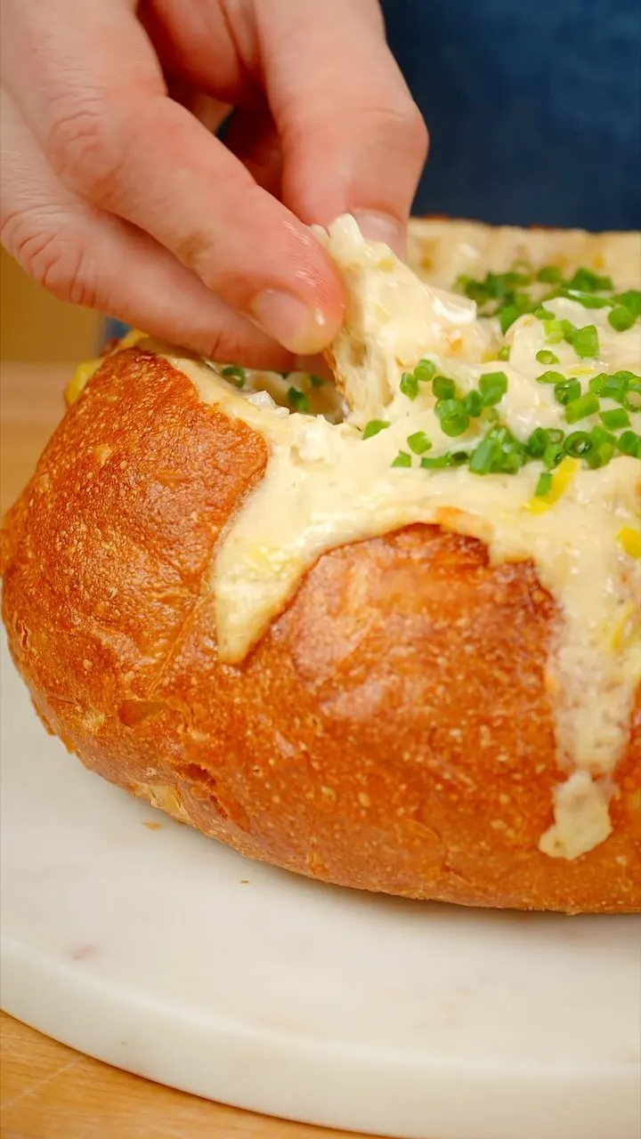 pan-relleno-de-queso-al-horno-cheese-dip-in-bread-bowl