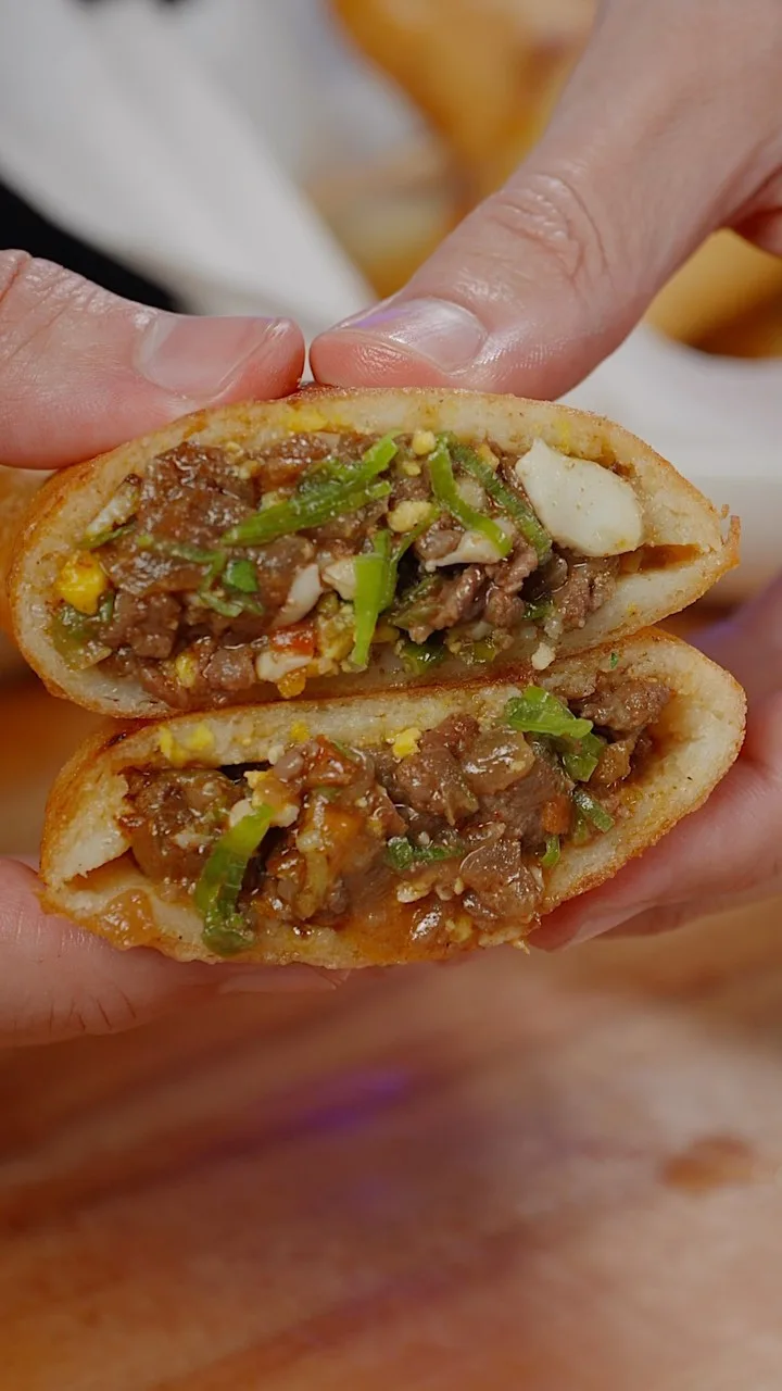 empanada-venezolana-con-relleno-argentino-y-salsa-de-ajochurri-venezuelan-empanada-with-argentine-filling-and-ajochurri-sauce
