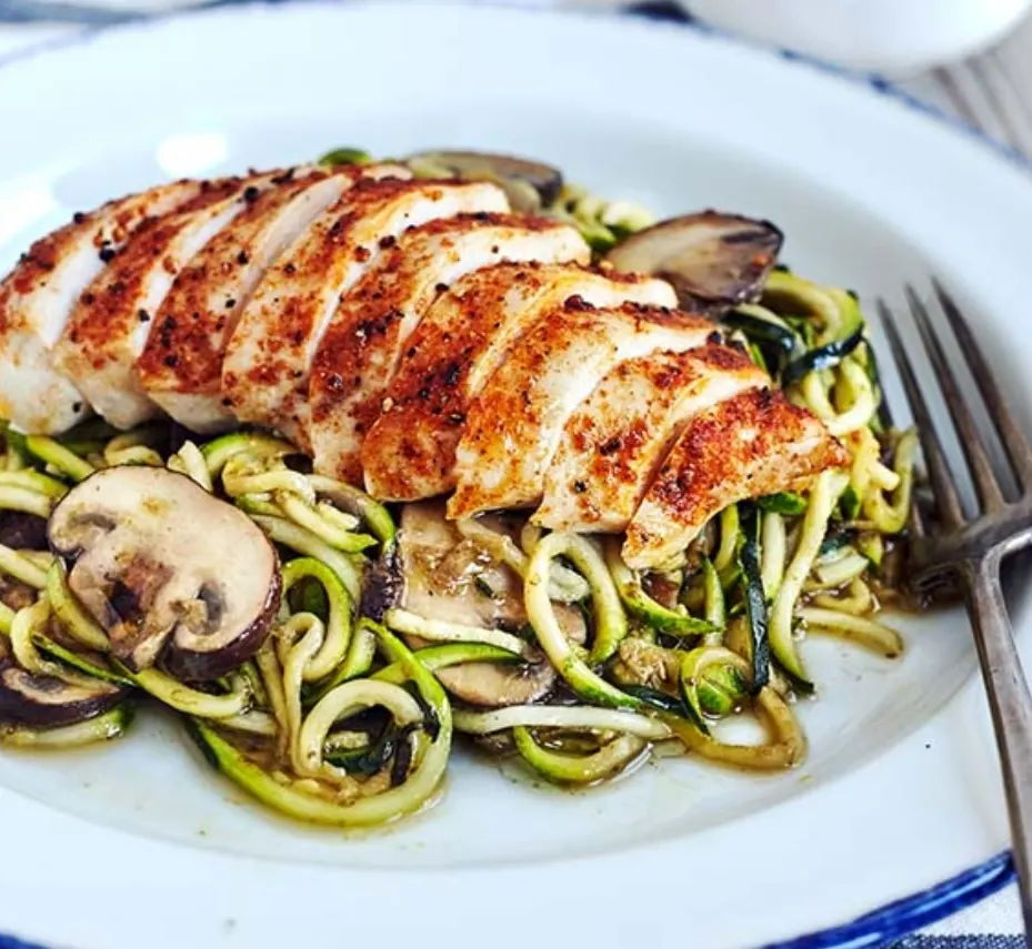 zucchini-noodles-with-pesto-and-grilled-chicken