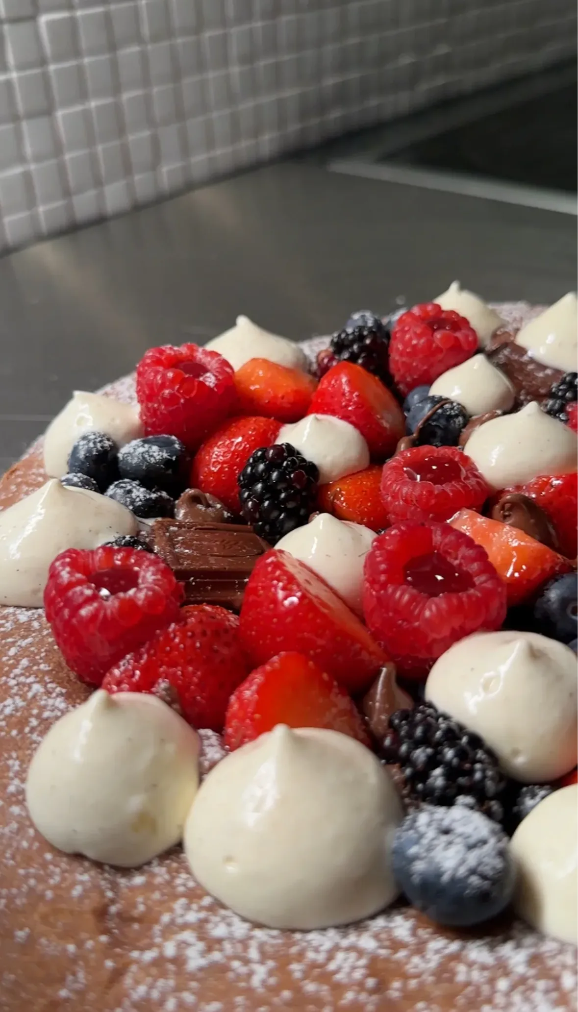 stunning-dessert-brioche-pizza