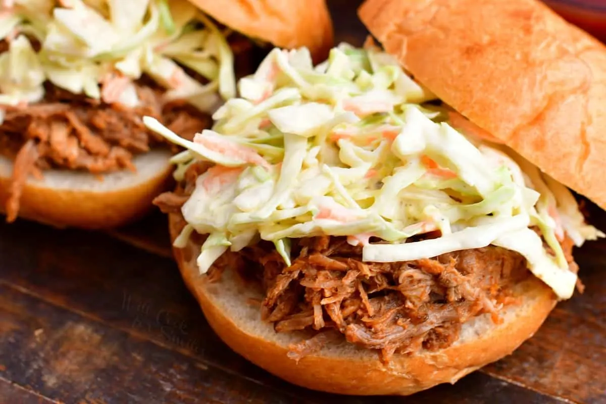 sandwich-de-porc-bbq-et-salade-de-chou-cremeuse