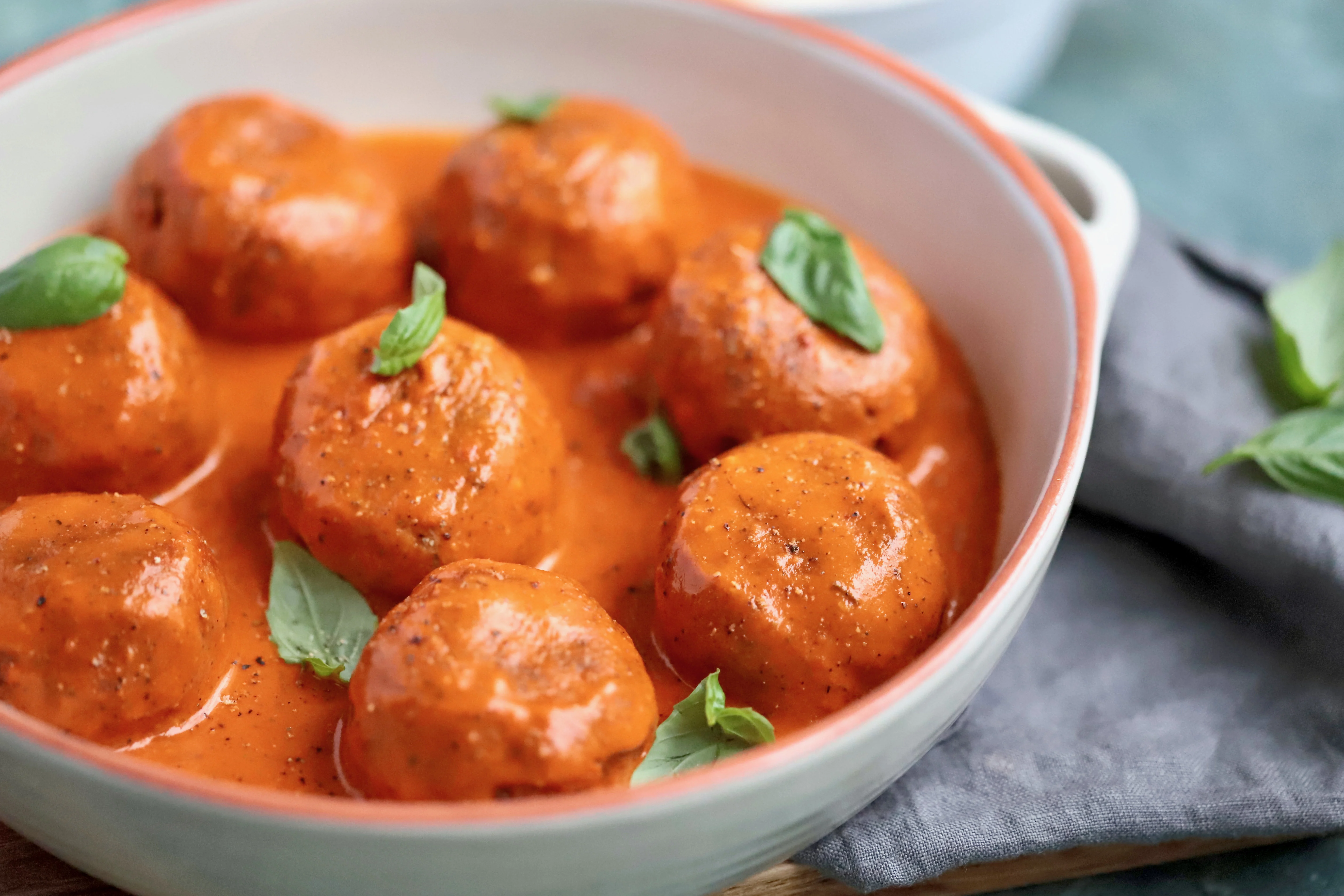 vegan-"meatballs"-with-roasted-red-pepper-sauce