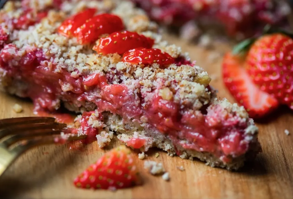 keto-strawberry-rhubarb-pie-with-streusel-topping-crust