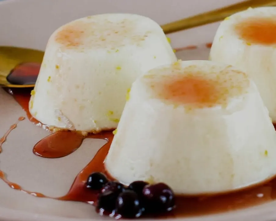 berry-bliss-delight:-keto-vanilla-coconut-panna-cotta-with-mixed-berry-compote
