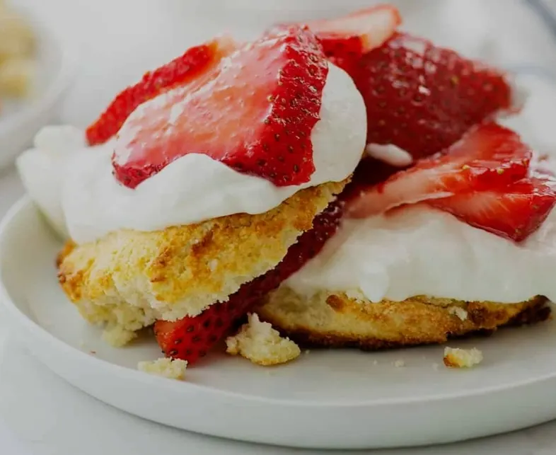 berry-bliss:-keto-strawberry-shortcake-with-fluffy-coconut-cream