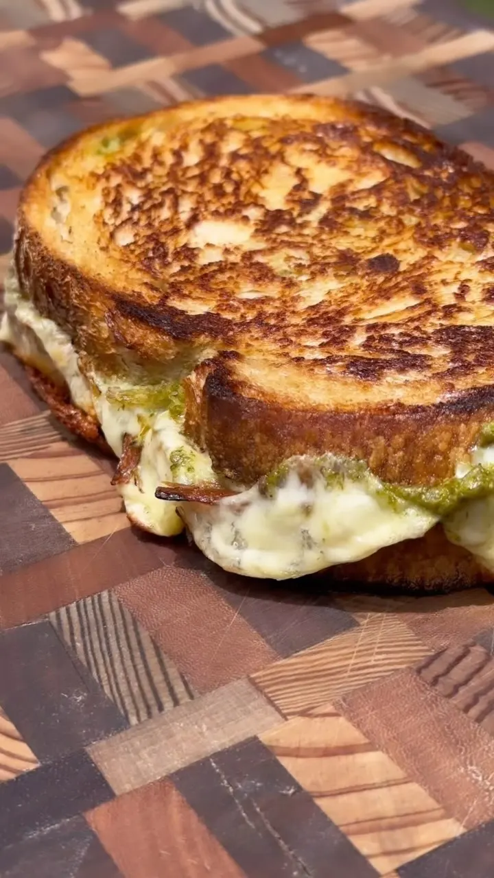 sanduche-caliente-con-aguacate-hot-sandwich-with-avocado
