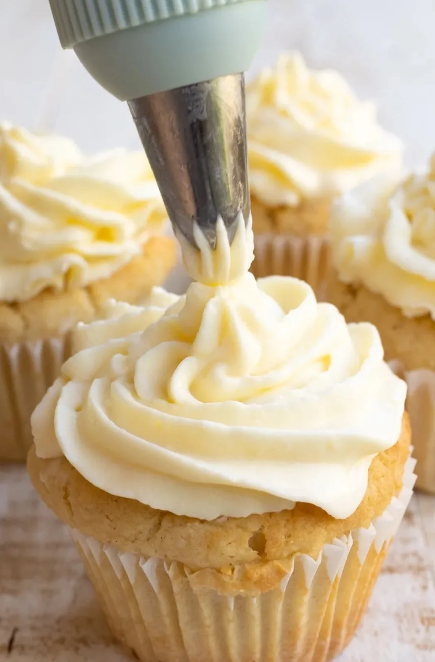 vanilla-dream:-keto-almond-flour-cupcakes-with-vanilla-bean-buttercream