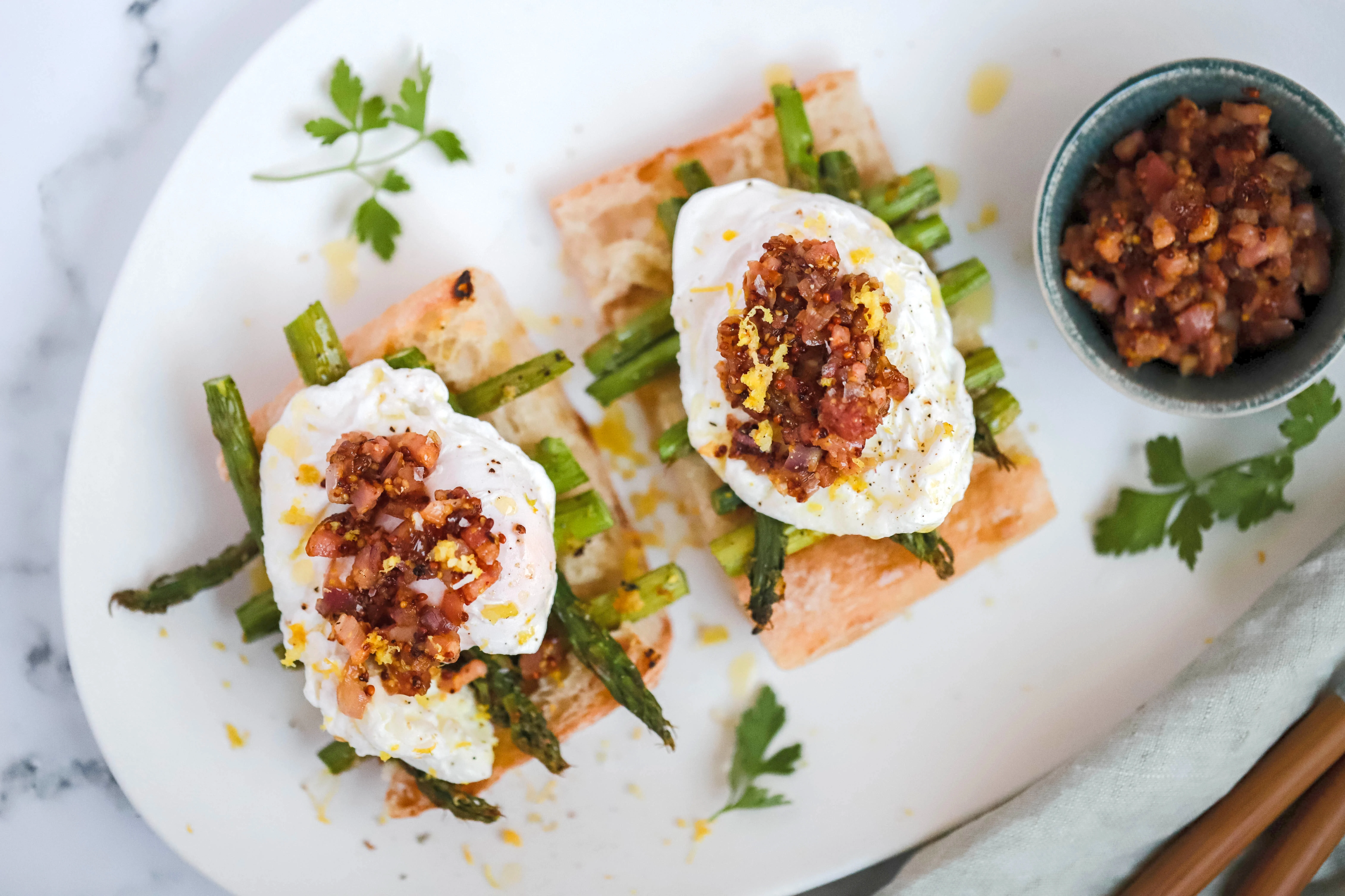 asparagus-toast-with-poached-eggs