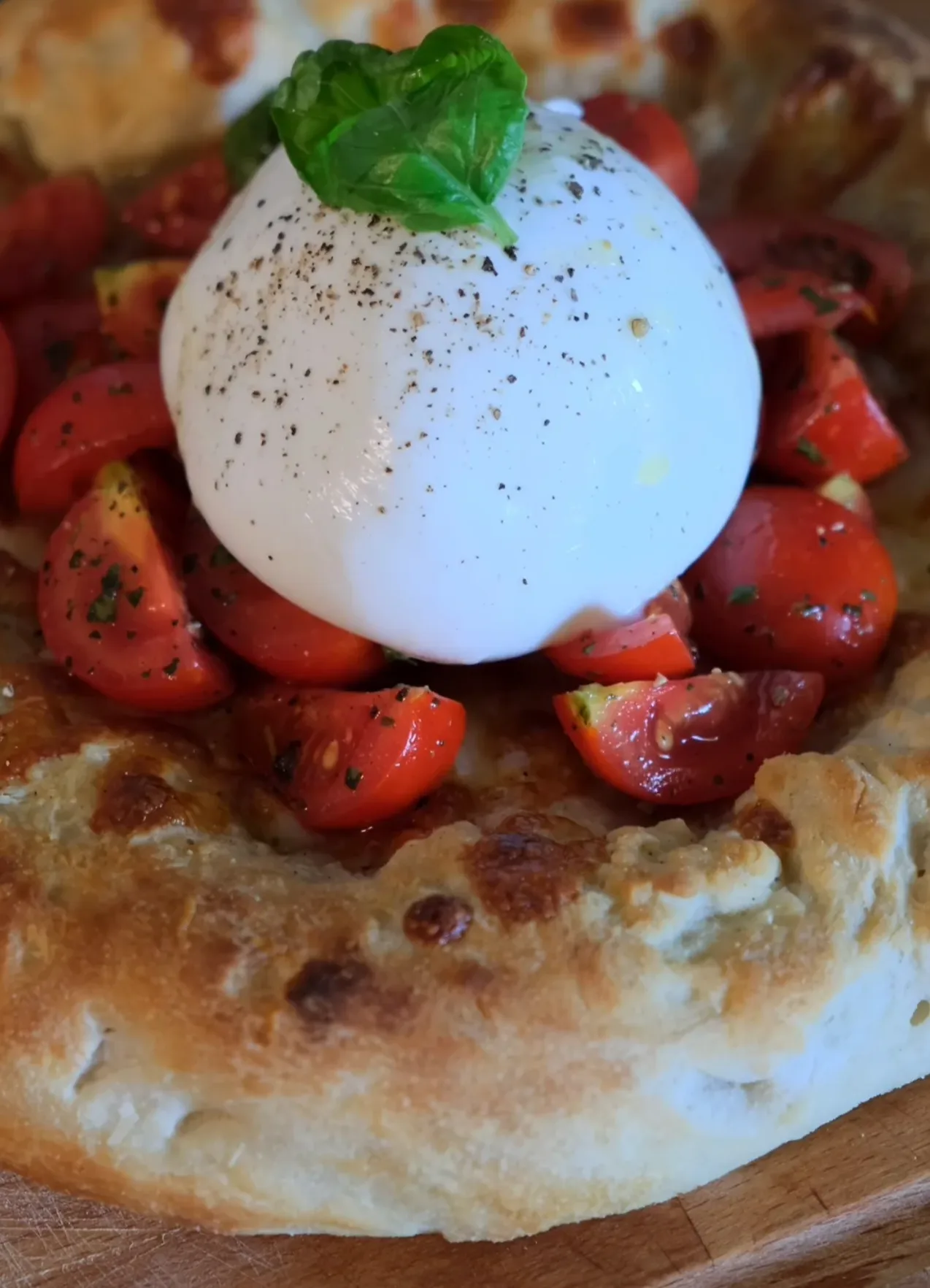 cheese-pizza-bread-with-tomatoes-and-creamy-burrata
