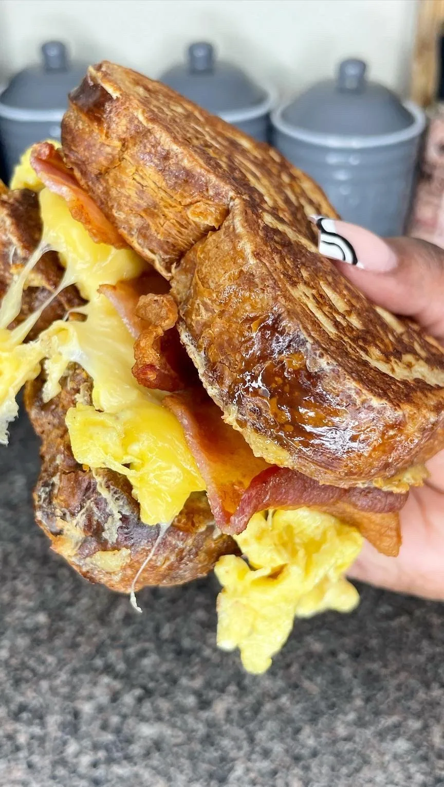french-toast-croissant-breakfast-sandwich