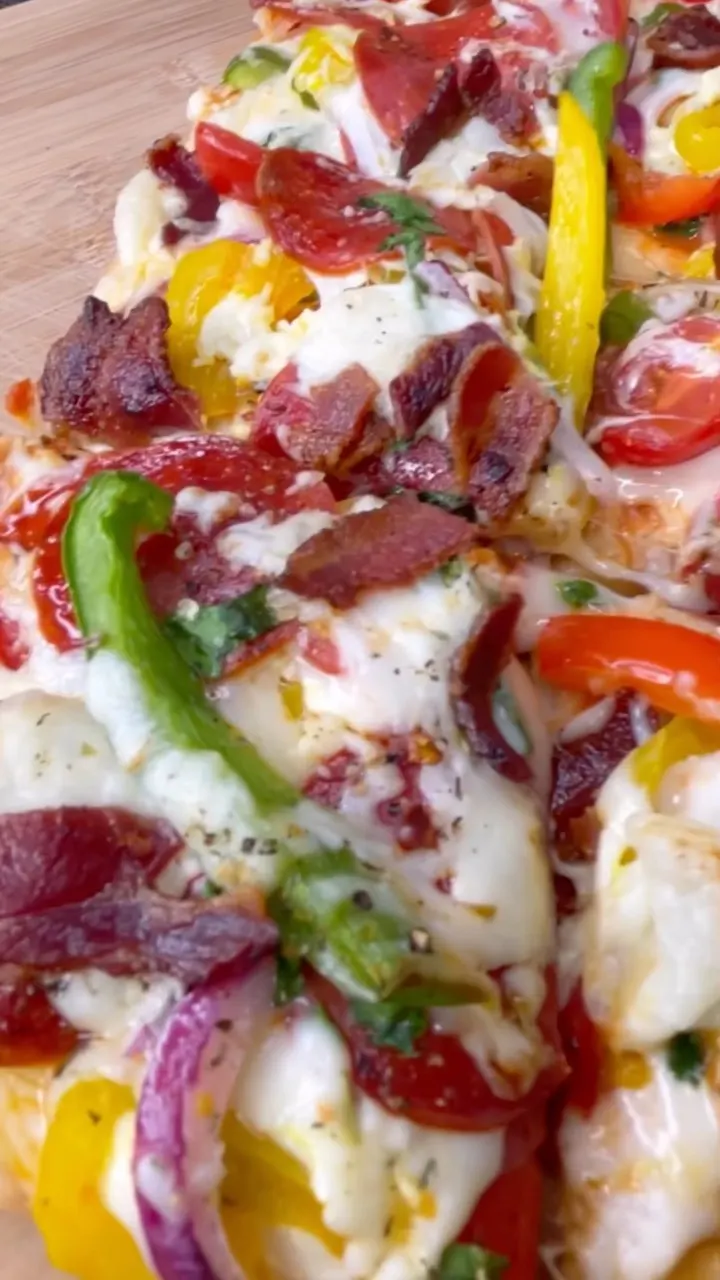 pepperoni-bacon-and-veggie-flatbread-pizza