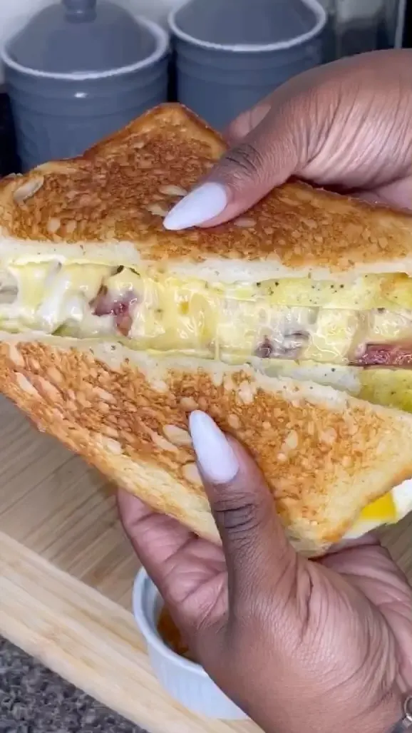 bacon-and-egg-grilled-cheese