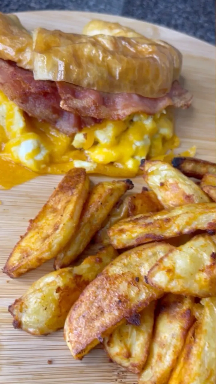 wendy's-bacon-egg-and-cheese-croissant-with-potato-wedges