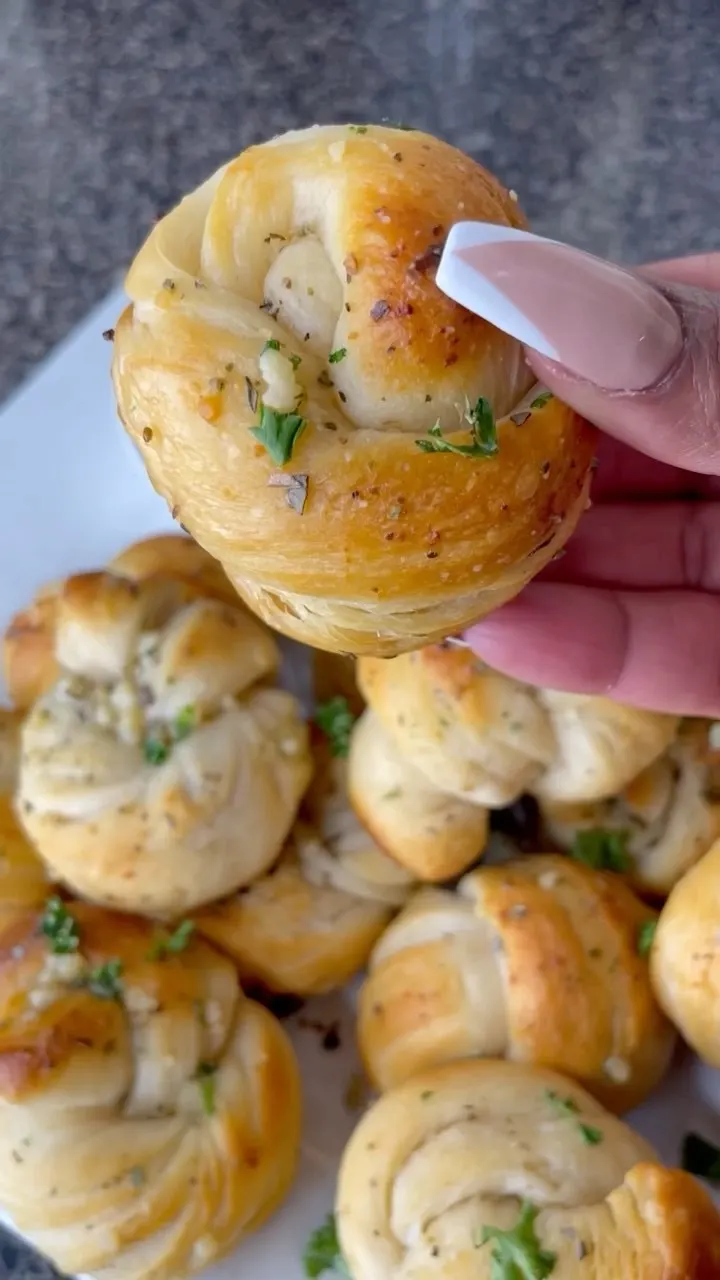 buttery-garlic-knots