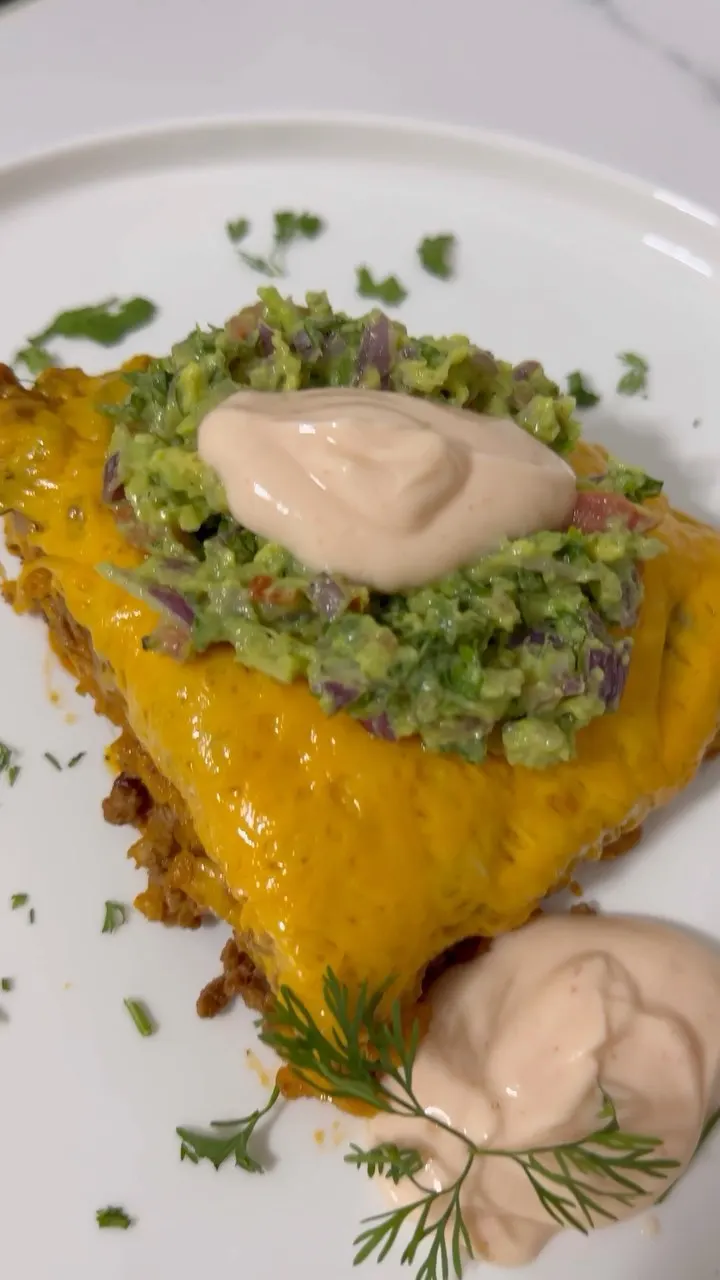 beef-nachos-with-guacamole-and-sriracha-sauce