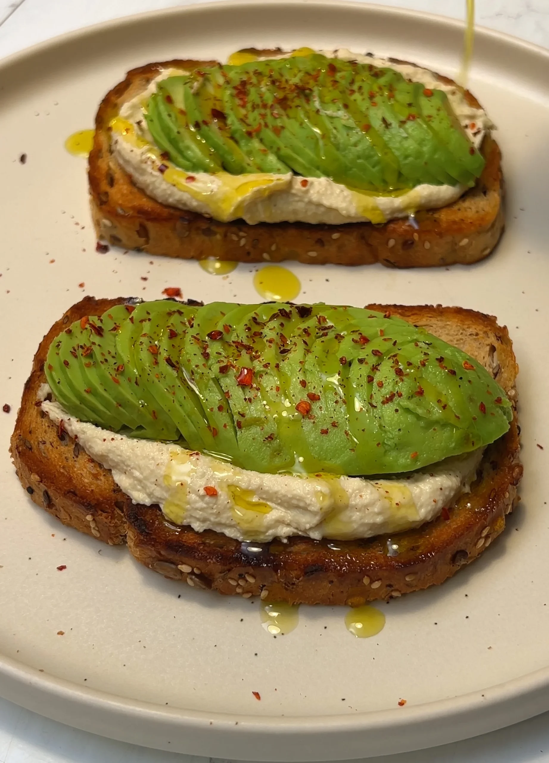 receta-de-tostada-de-hummus-de-aguacate-(con-aguacate-en-rodajas)-avocado-hummus-toast-recipe-(with-sliced-avocado)