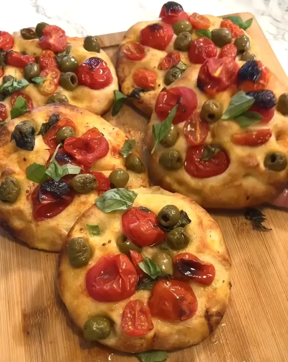 focaccine-con-tomates-cherry-focaccine-with-cherry-tomatoes