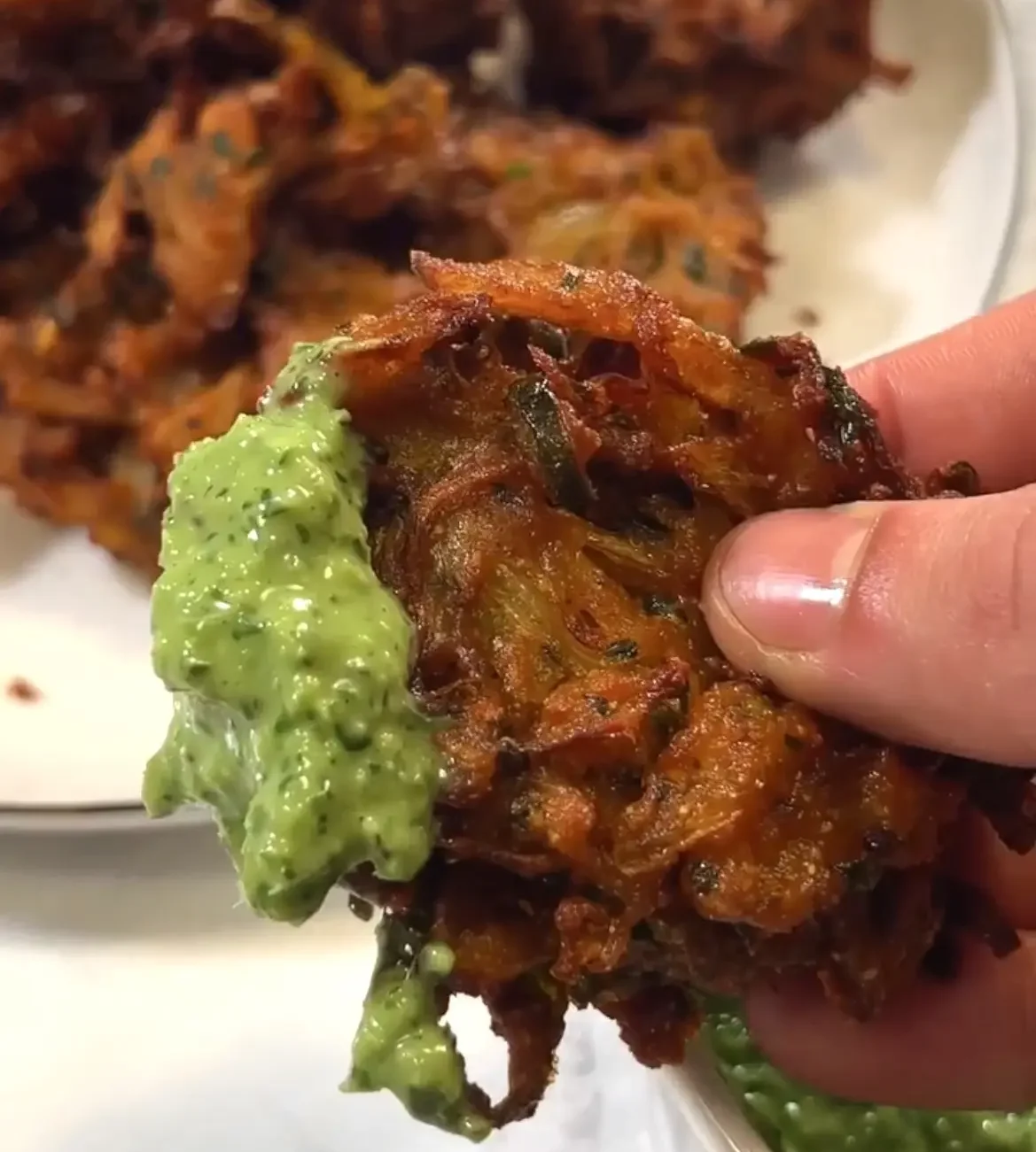 bhajis-de-cebolla-con-salsa-de-chutney-onion-bhajis-with-chutney-sauce