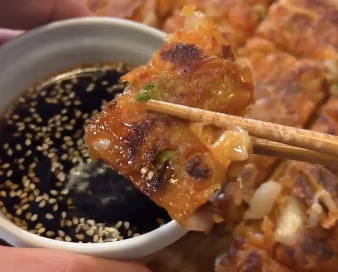 kimchijeon-(tortita-de-kimchi)-kimchijeon-(kimchi-pancake)