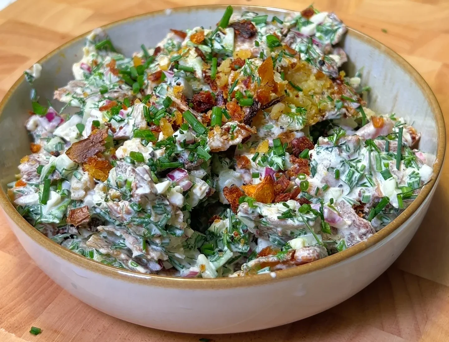 ensalada-de-patatas-machacadas-smashed-potato-salad