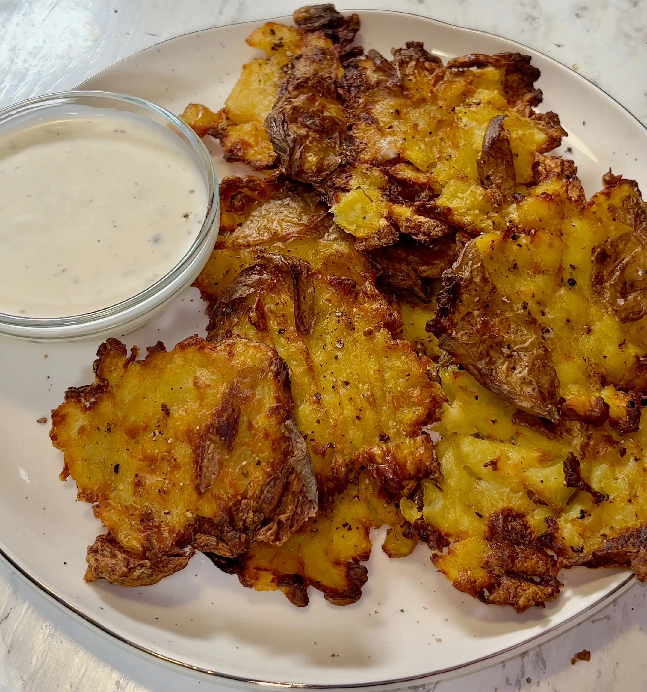 patatas-trituradas-crujientes-con-salsa-de-yogur-y-eneldo-crispy-smashed-potatoes-with-dill-yogurt-dip