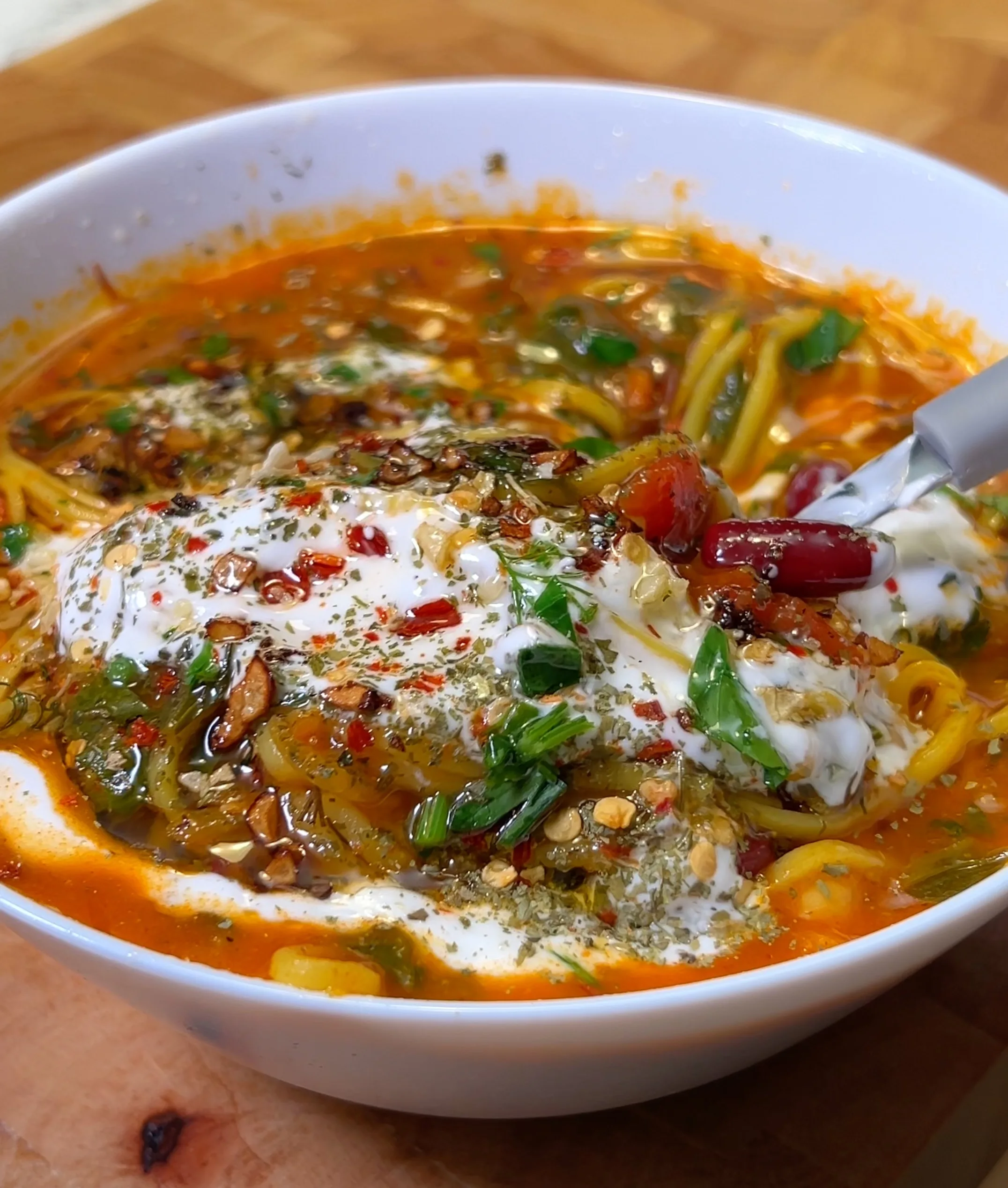 sopa-de-fideos-afgana-con-aceite-de-ajo-picante-afghan-noodle-soup-with-hot-garlic-oil