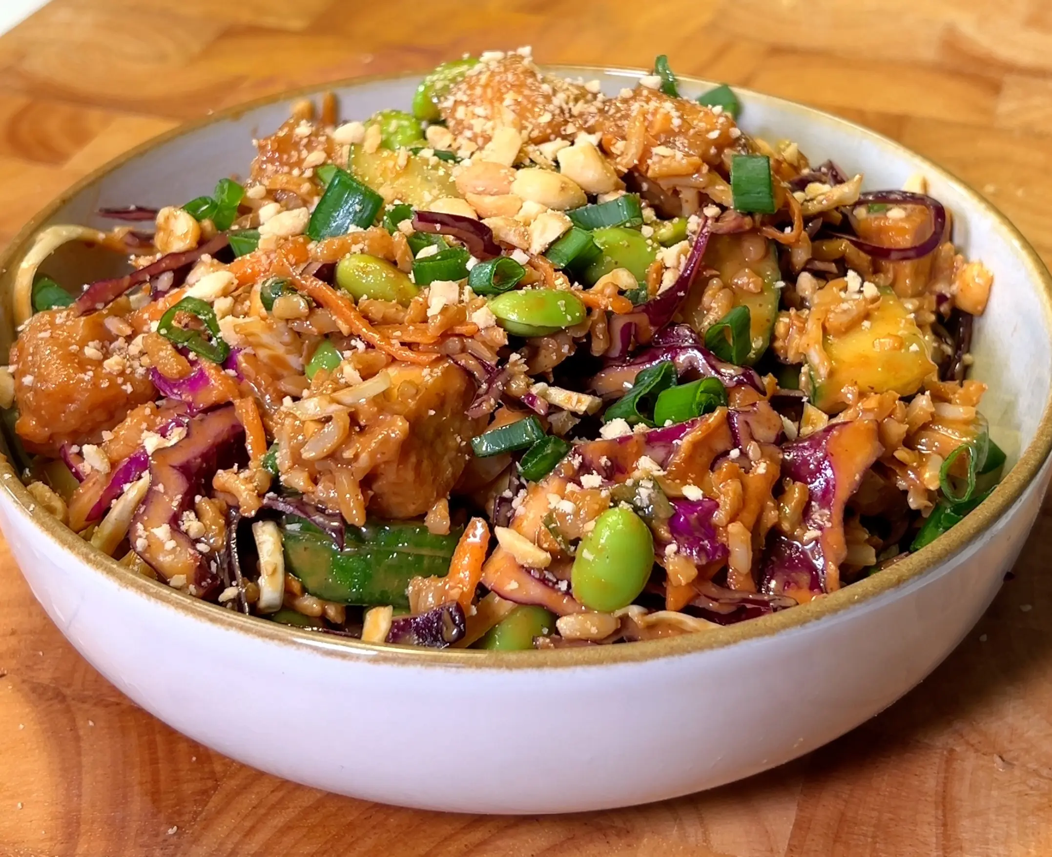 ensalada-asiatica-de-arroz-integral-y-tofu-con-mani-asian-inspired-brown-rice-and-tofu-salad-with-peanut