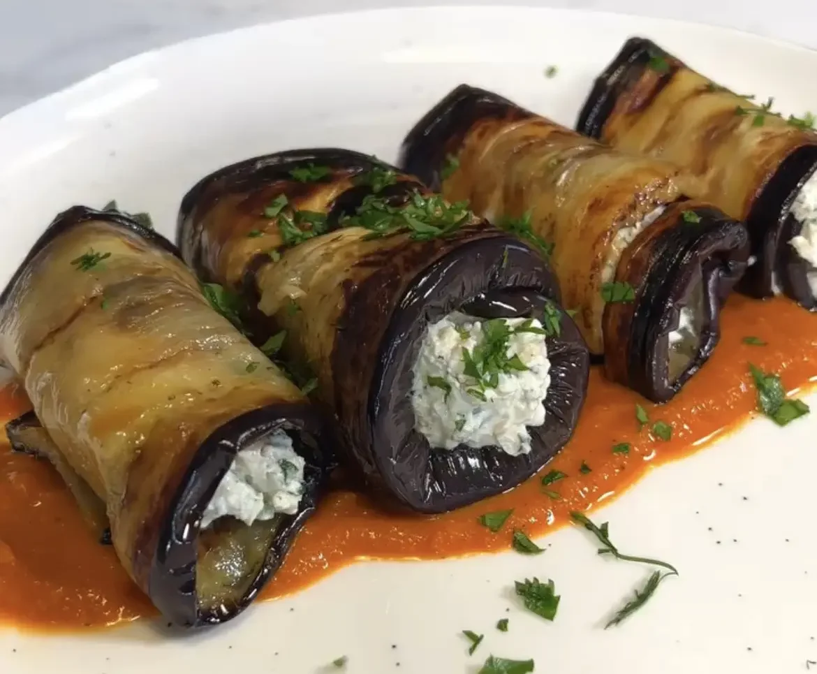rollos-de-berenjena-con-relleno-cremoso-de-nuez-y-salsa-de-tomate-eggplant-rolls-with-creamy-walnut-filling-and-tomato-sauce