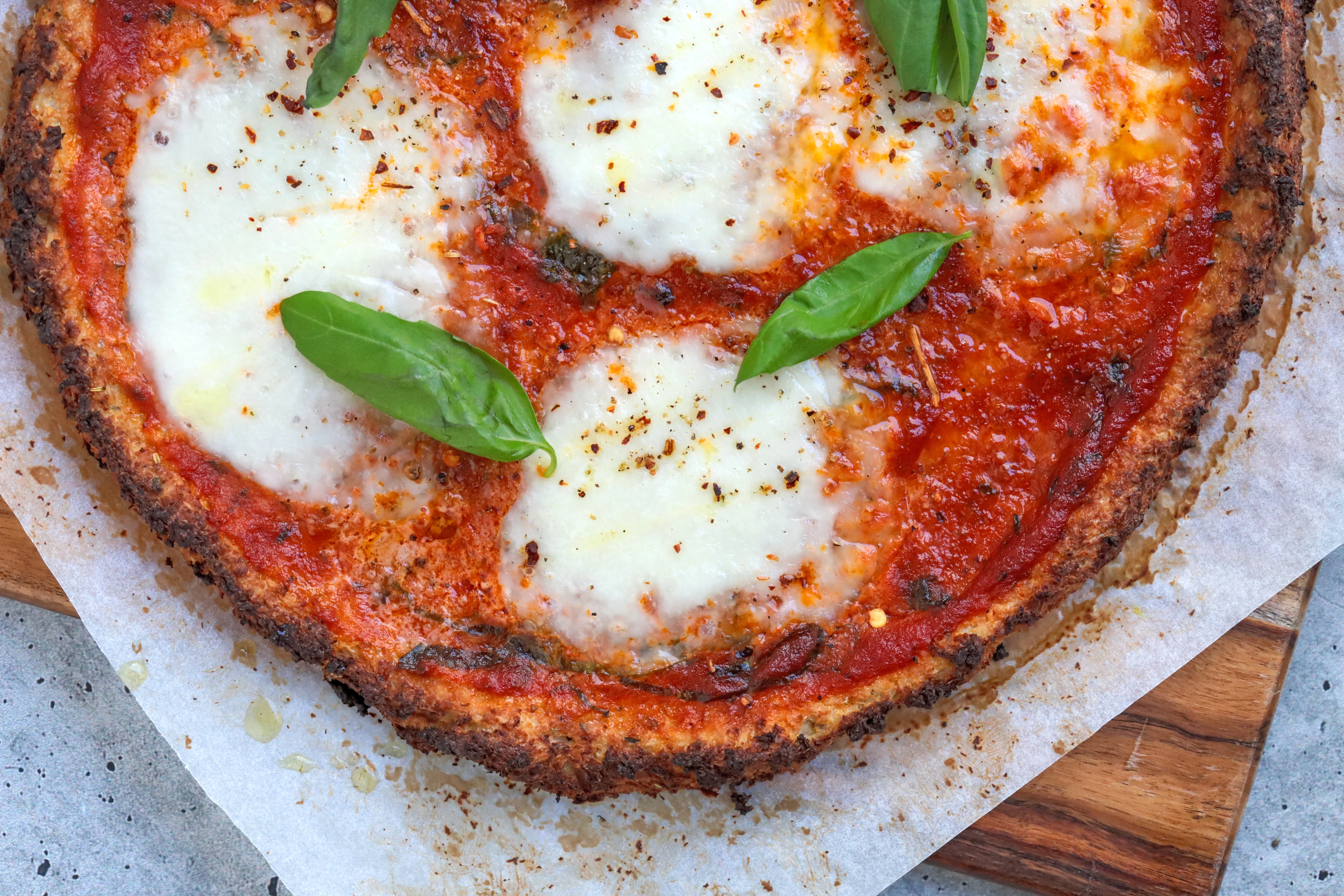 cauliflower-margherita-pizza