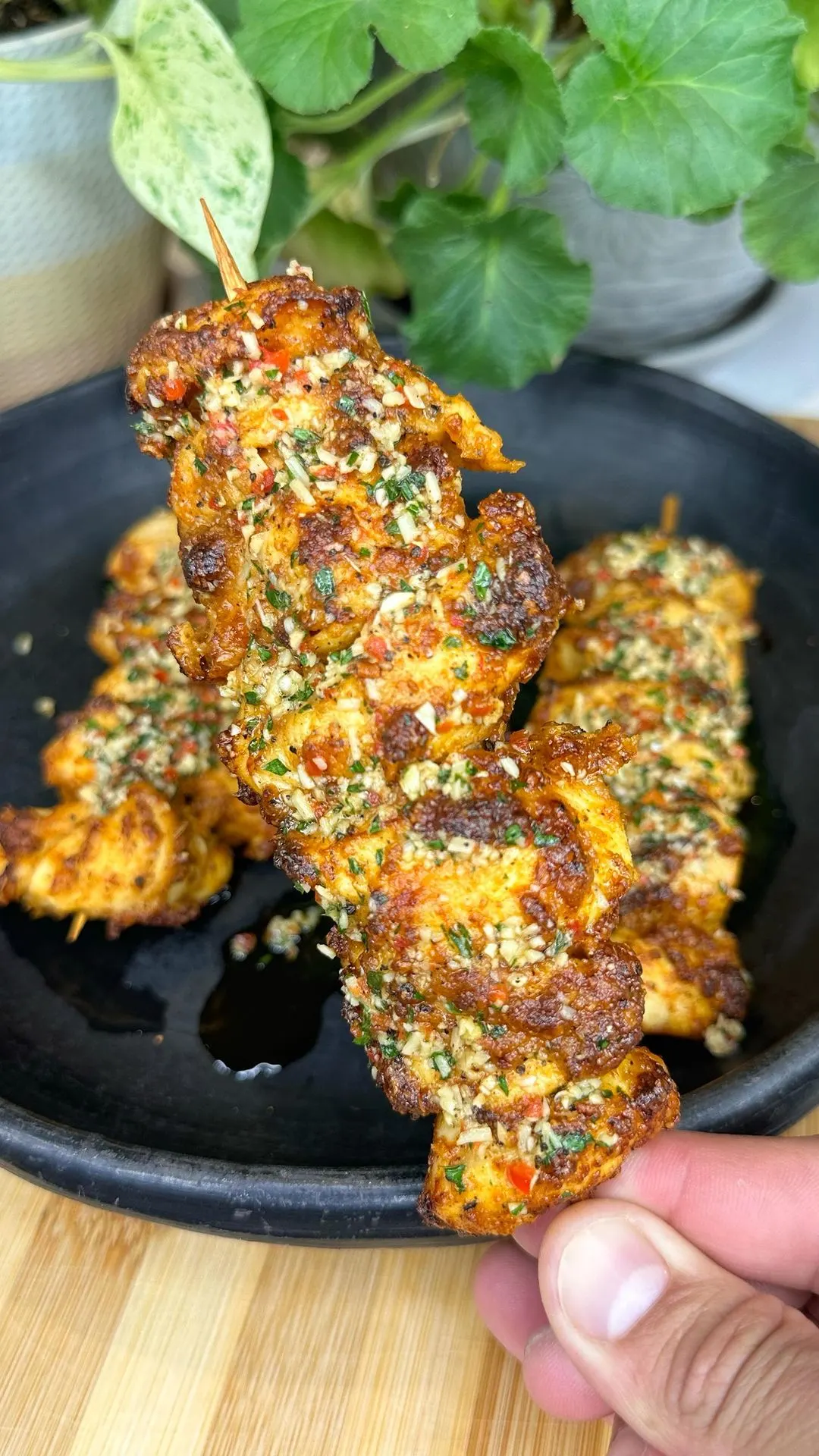 brochetas-de-pollo-a-la-parmesano-con-chimichurri-parmesan-chicken-skewers-with-chimichurri