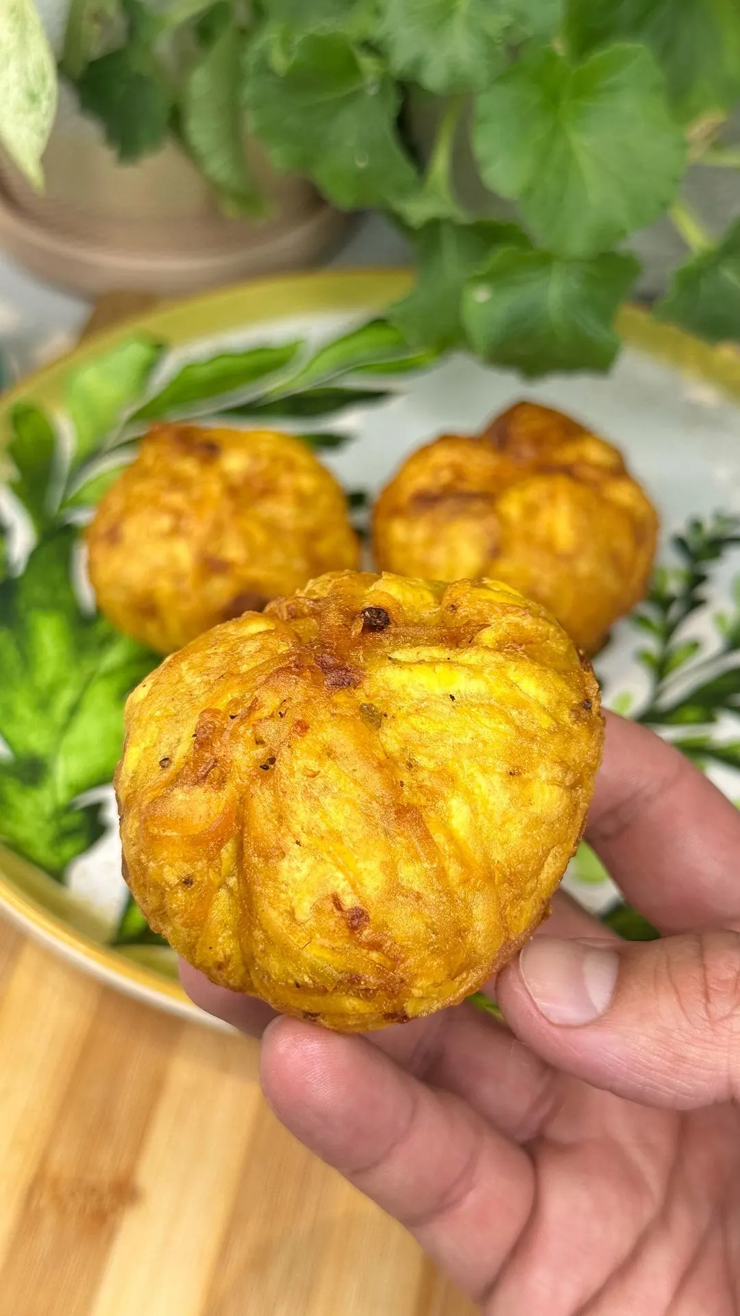 marranitas-o-bombas-de-platano-verde-rellenas-de-chicharron-y-aji-de-aguacate-marranitas-or-green-plantain-bombs-stuffed-with-pork-crackling-and-avocado-chili