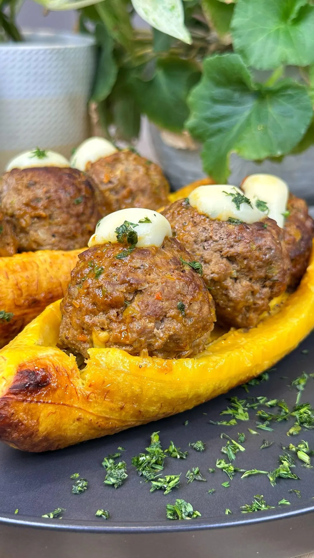 noas-de-platano-maduro-rellenas-de-albondigas-con-queso-mozarella-ripe-banana-boats-filled-with-meatballs-and-mozzarella-cheese
