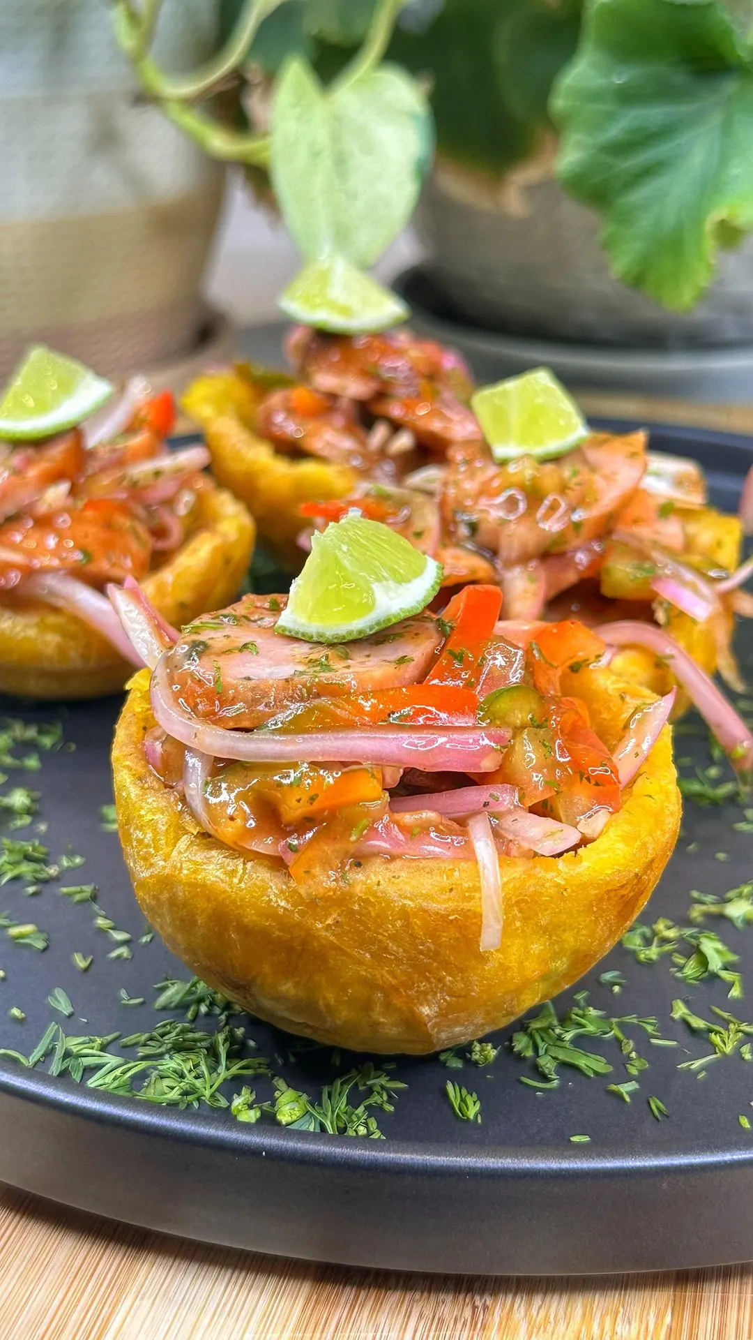 canastas-de-platano-rellenas-de-ceviche-y-chorizo-banana-baskets-filled-with-ceviche-and-chorizo