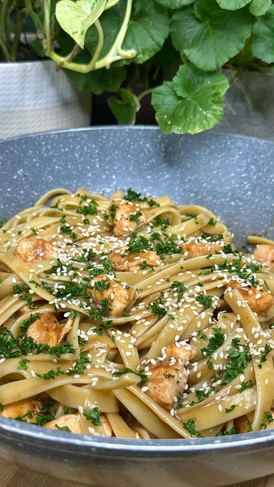 pasta-con-pollo-en-salsa-teriyaki-pasta-with-chicken-in-teriyaki-sauce