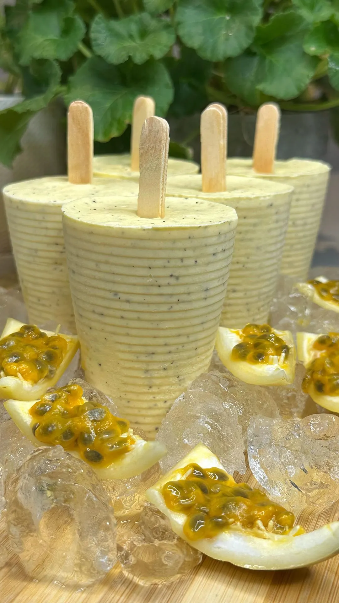 paletas-cremosas-de-maracuya-creamy-passion-fruit-popsicles